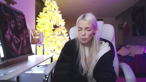 stage Kylie Sinner  brand CLITBAIT online show from December 18, 2025, 8:31 am