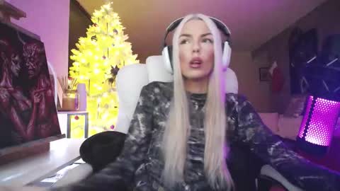 stage Kylie Sinner  brand CLITBAIT online show from December 22, 2025, 10:29 pm