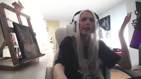 stage Kylie Sinner  brand CLITBAIT online show from February 10, 2026, 8:35 pm