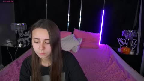 tinynataliee online show from November 26, 2025, 3:13 pm