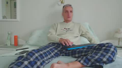 Daniel Bisexual uncut 20cm online show from September 20, 2025, 5:52 am