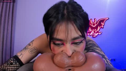   Independent model online show from January 18, 2026, 11:30 pm