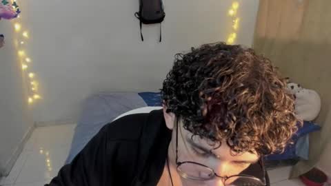 Tom Blue online show from December 16, 2025, 4:01 pm