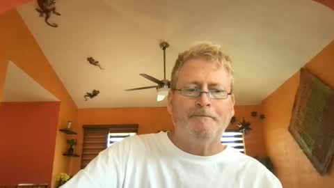 Snapshot of tomascausa chatting on June 15, 2026, 9:17 pm Hola online show from June 15, 2026, 9:17 pm