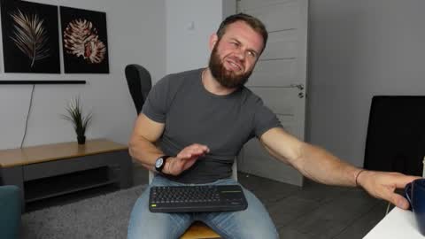 Snapshot of tommy_burnzzz chatting on October 8, 2025, 6:33 am tommy burnzzz online show from October 8, 2025, 6:33 am