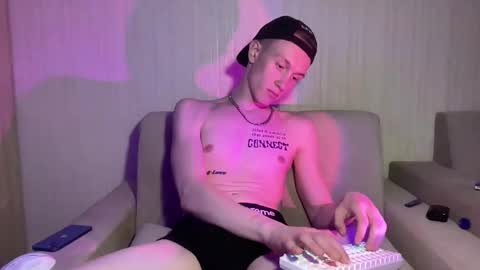 Snapshot of travis_gracile chatting on April 23, 2026, 12:29 pm Travis online show from April 23, 2026, 12:29 pm