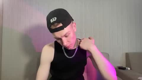 Snapshot of travis_gracile chatting on April 24, 2026, 9:34 am Travis online show from April 24, 2026, 9:34 am