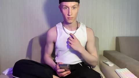 Snapshot of travis_gracile chatting on May 5, 2026, 10:34 am Travis online show from May 5, 2026, 10:34 am