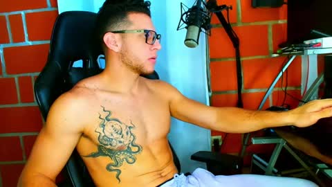 Snapshot of travisdiamonds chatting on May 4, 2026, 12:23 pm TRAVIS. online show from May 4, 2026, 12:23 pm