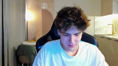 travisrivas online show from October 2, 2025, 4:19 am