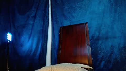 TRAV - INDEPENDENT MODEL online show from January 30, 2025, 7:04 pm