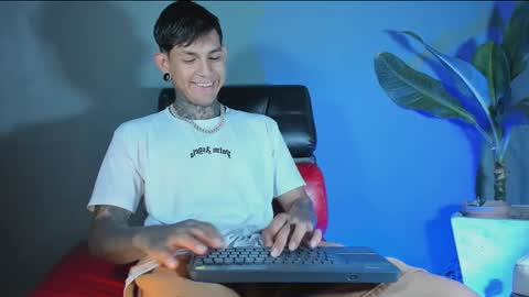 TRAV - INDEPENDENT MODEL online show from February 23, 2025, 7:28 pm