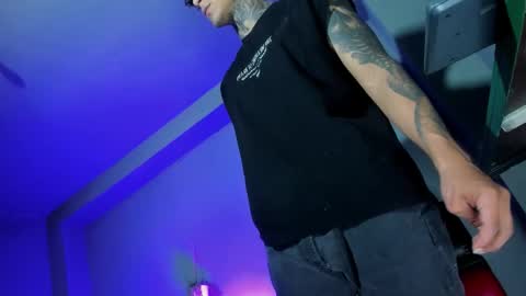 TRAV - INDEPENDENT MODEL online show from September 21, 2025, 3:52 am