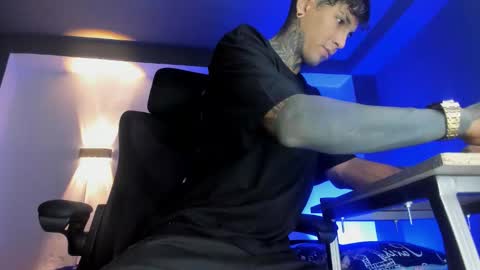 TRAV - INDEPENDENT MODEL online show from November 19, 2025, 9:59 pm