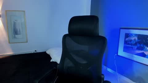 TRAV - INDEPENDENT MODEL online show from November 26, 2025, 2:23 am