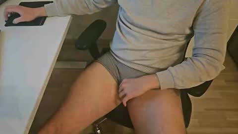 tree1989 online show from December 12, 2024, 7:59 pm