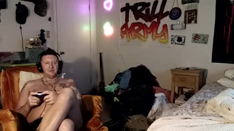 Snapshot of trillnonymau5 chatting on December 17, 2024, 2:23 am trillnonymau5 online show from December 17, 2024, 2:23 am