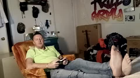 Snapshot of trillnonymau5 chatting on December 18, 2024, 10:13 pm trillnonymau5 online show from December 18, 2024, 10:13 pm