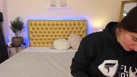 Mia online show from February 1, 2026, 6:23 am