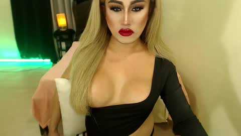Snapshot of tshugescock chatting on February 22, 2025, 12:49 am SEDUCTIVEmistresCUMS online show from February 22, 2025, 12:49 am