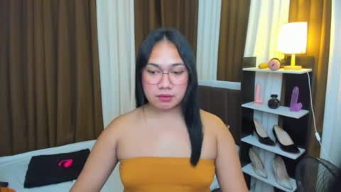 Karen Oquio online show from October 11, 2025, 5:39 am