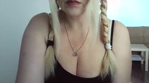 Snapshot of ttrnynela chatting on February 19, 2026, 7:59 am Ttrnynela online show from February 19, 2026, 7:59 am