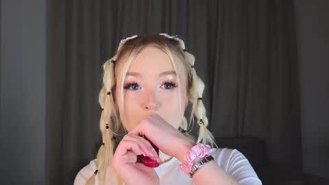 twinklefluff online show from November 26, 2025, 4:08 pm