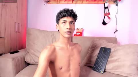 twinksboys_23 online show from November 18, 2025, 2:43 pm