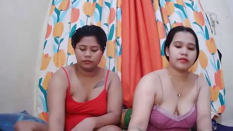 Snapshot of twowetcuties chatting on February 25, 2025, 11:44 pm Lyn and lea online show from February 25, 2025, 11:44 pm