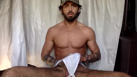 tylerjamesxxx_ online show from April 21, 2026, 9:59 am