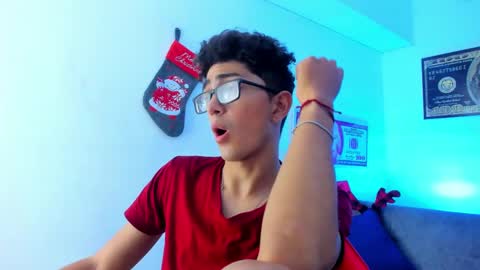 Snapshot of tylerwhiite_ chatting on December 24, 2024, 6:33 am online show from December 24, 2024, 6:33 am