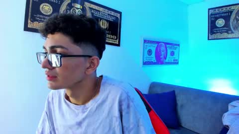 Snapshot of tylerwhiite_ chatting on December 31, 2024, 9:42 am online show from December 31, 2024, 9:42 am