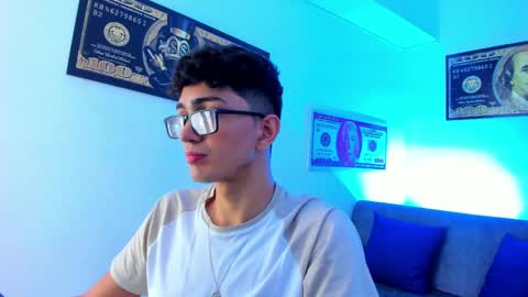 Snapshot of tylerwhiite_ chatting on January 4, 2025, 2:46 am online show from January 4, 2025, 2:46 am
