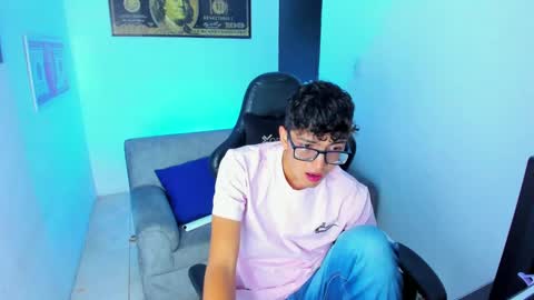 Snapshot of tylerwhiite_ chatting on February 9, 2025, 2:49 am online show from February 9, 2025, 2:49 am