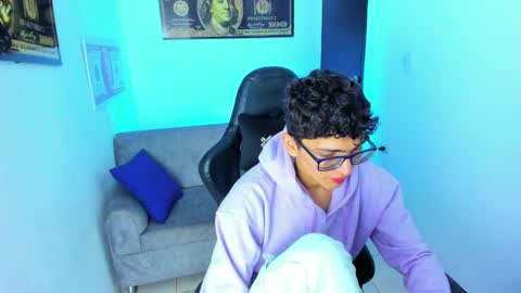 Snapshot of tylerwhiite_ chatting on February 12, 2025, 2:56 am online show from February 12, 2025, 2:56 am
