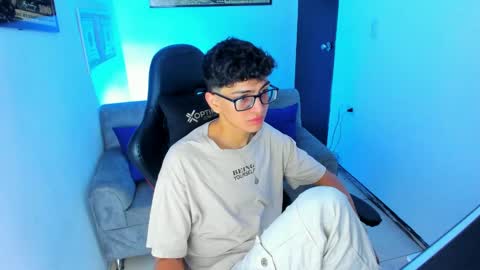 Snapshot of tylerwhiite_ chatting on February 18, 2025, 2:59 am online show from February 18, 2025, 2:59 am