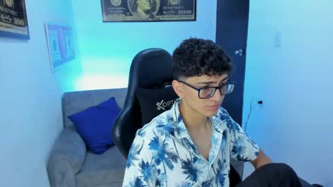 Snapshot of tylerwhiite_ chatting on February 19, 2025, 2:55 am online show from February 19, 2025, 2:55 am