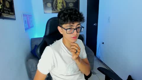 Snapshot of tylerwhiite_ chatting on March 1, 2025, 2:59 am online show from March 1, 2025, 2:59 am