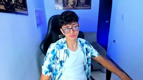 Snapshot of tylerwhiite_ chatting on March 5, 2025, 2:36 am online show from March 5, 2025, 2:36 am