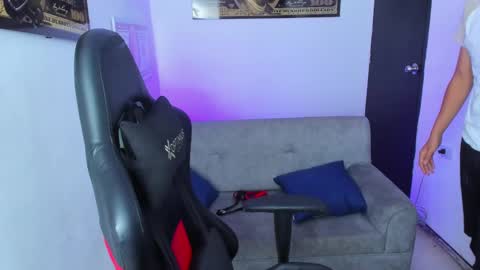 Snapshot of tylerwhiite_ chatting on March 9, 2025, 6:50 am online show from March 9, 2025, 6:50 am
