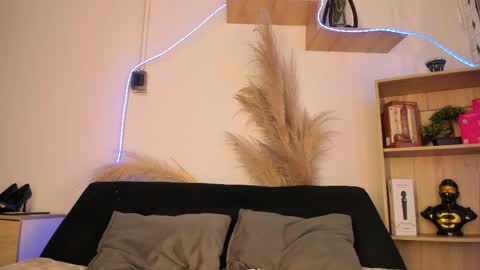 tylla__ online show from April 9, 2026, 6:19 am