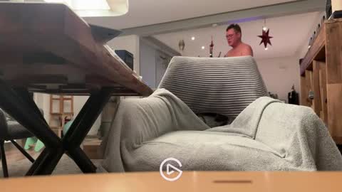 ueberdruck01 online show from December 17, 2025, 10:49 pm