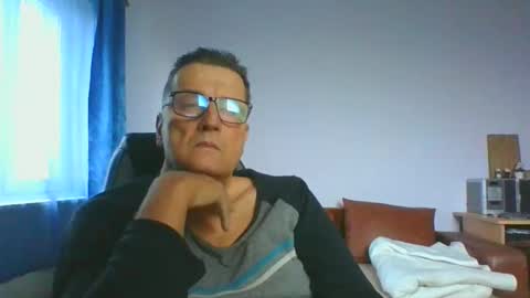 ulmeni4 online show from December 8, 2024, 6:43 am