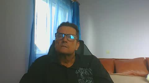 ulmeni4 online show from October 15, 2025, 1:11 pm