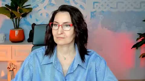 UnaTera online show from October 19, 2025, 5:19 am