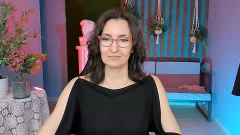 UnaTera online show from November 17, 2025, 2:45 pm