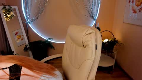 Snapshot of unicent chatting on December 16, 2024, 8:37 pm Call me Mira thumbs up its make me happy online show from December 16, 2024, 8:37 pm