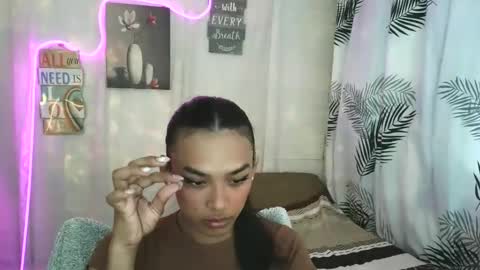 ur_dazzlingmorenaxx online show from May 19, 2026, 3:02 am