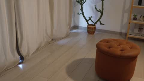 Linda Restrepo online show from December 12, 2024, 10:20 pm