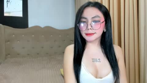 urhotgirl_sexyariela online show from April 25, 2026, 10:51 pm